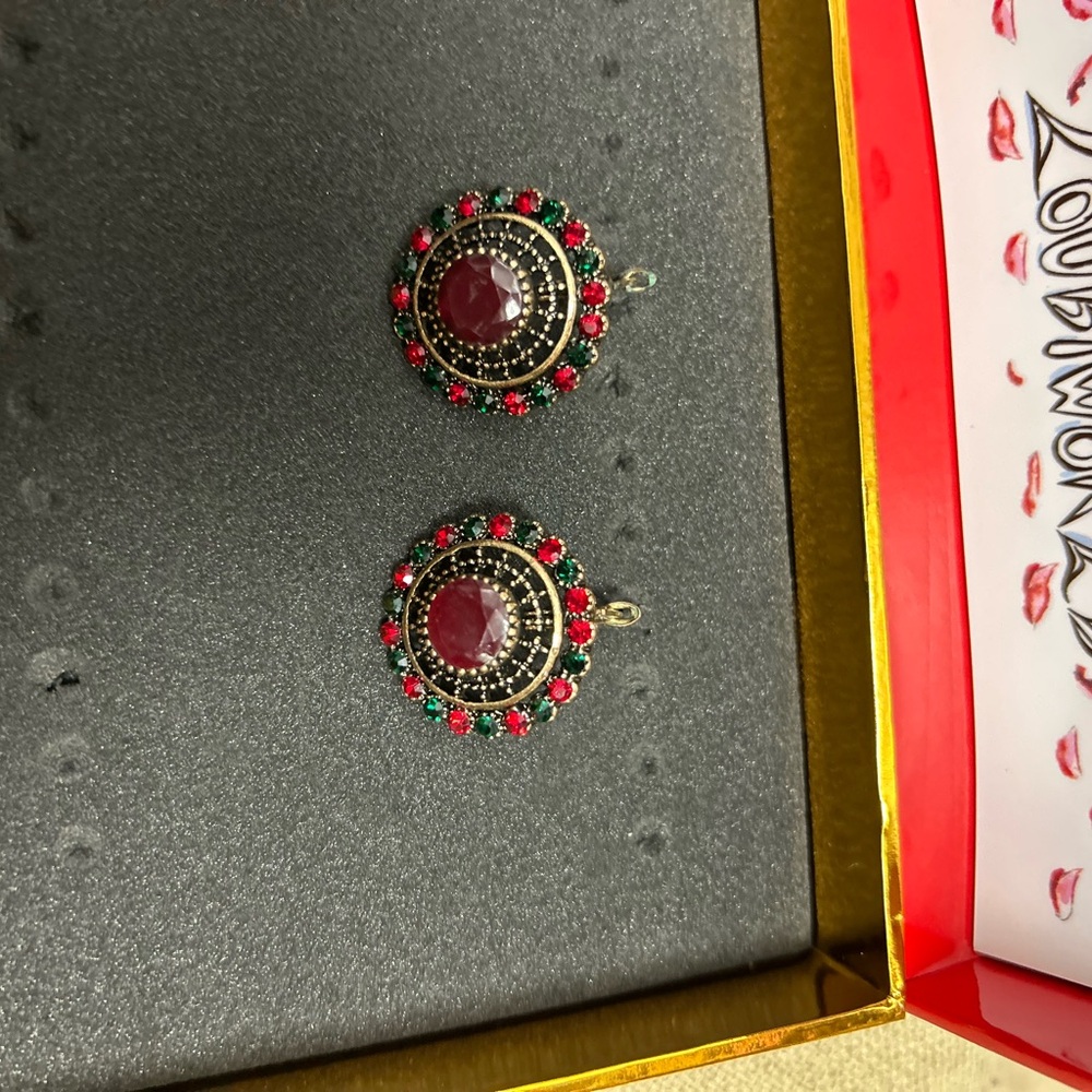 Vintage-Style Red and Green Round Pendant Earrings